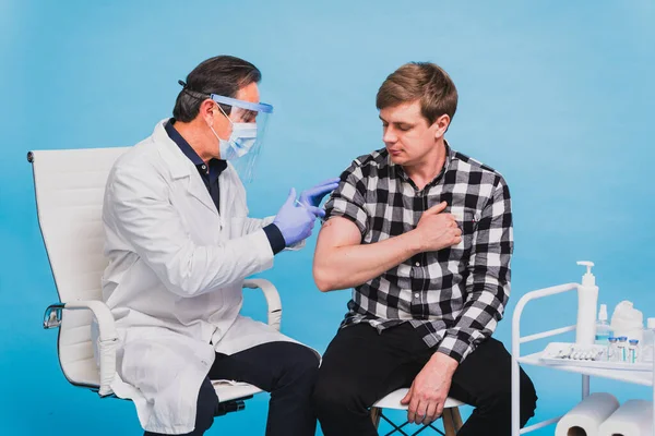 Impfkampagne Gegen Covid Coronavirus Einer Klinik Menschen Werden Von Arzt — Stockfoto