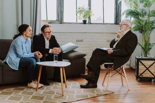 Depresyon ve ilişki sorunları olan bir kadın - Psikoterapist stüdyosu, hasta ile seans yapan bir psikolog