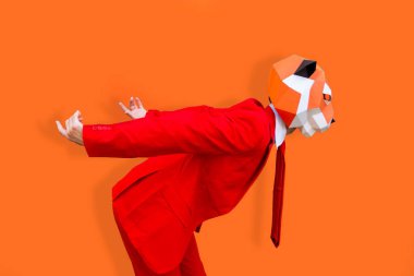 3 boyutlu origami maskeli havalı bir adam şık renkli kıyafetler giyiyor. Reklamcılık için yaratıcı bir konsept, renkli arka planda komik şeyler yapan hayvan kafası maskesi.