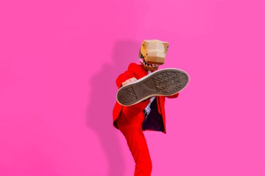 3 boyutlu origami maskeli havalı bir adam şık renkli kıyafetler giyiyor. Reklamcılık için yaratıcı bir konsept, renkli arka planda komik şeyler yapan hayvan kafası maskesi.