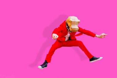 3 boyutlu origami maskeli havalı bir adam şık renkli kıyafetler giyiyor. Reklamcılık için yaratıcı bir konsept, renkli arka planda komik şeyler yapan hayvan kafası maskesi.