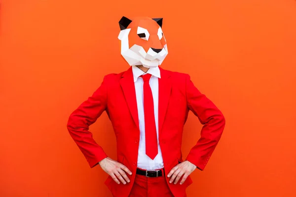 Fajny Człowiek Noszący Origami Maska Stylowymi Kolorowymi Ubraniami Kreatywna Koncepcja — Zdjęcie stockowe