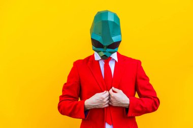 3 boyutlu origami maskeli havalı bir adam şık renkli kıyafetler giyiyor. Reklamcılık için yaratıcı bir konsept, renkli arka planda komik şeyler yapan hayvan kafası maskesi.