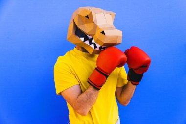 3 boyutlu origami maskeli havalı bir adam şık renkli kıyafetler giyiyor. Reklamcılık için yaratıcı bir konsept, renkli arka planda komik şeyler yapan hayvan kafası maskesi.