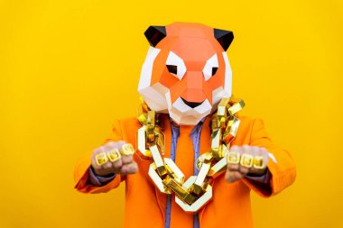 3 boyutlu origami maskeli havalı bir adam şık renkli kıyafetler giyiyor. Reklamcılık için yaratıcı bir konsept, renkli arka planda komik şeyler yapan hayvan kafası maskesi.