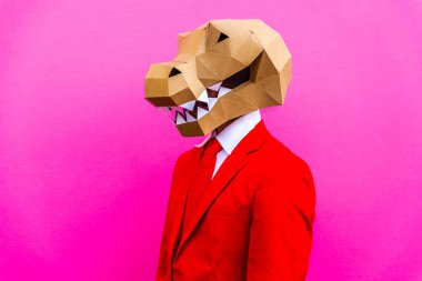 3 boyutlu origami maskeli havalı bir adam şık renkli kıyafetler giyiyor. Reklamcılık için yaratıcı bir konsept, renkli arka planda komik şeyler yapan hayvan kafası maskesi.