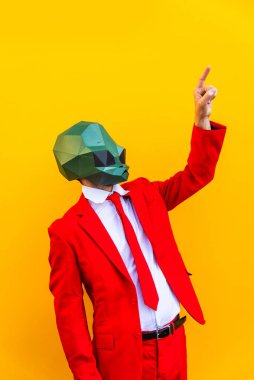 3 boyutlu origami maskeli havalı bir adam şık renkli kıyafetler giyiyor. Reklamcılık için yaratıcı bir konsept, renkli arka planda komik şeyler yapan hayvan kafası maskesi.