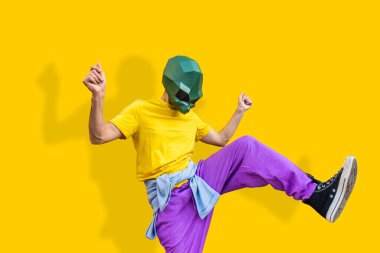 3 boyutlu origami maskeli havalı bir adam şık renkli kıyafetler giyiyor. Reklamcılık için yaratıcı bir konsept, renkli arka planda komik şeyler yapan hayvan kafası maskesi.