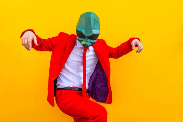 Cool Man Bär Origami Mask Med Snygga Färgade Kläder Kreativt — Stockfoto