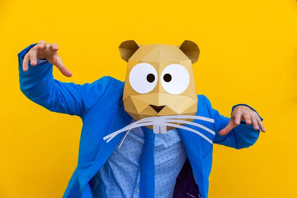 Cool Man Bär Origami Mask Med Snygga Färgade Kläder Kreativt — Stockfoto