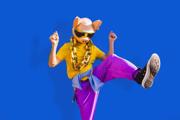 Cool Uomo Indossando Maschera Origami Con Abiti Colorati Alla Moda — Foto Stock
