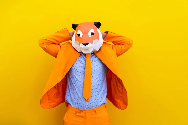 Fajny Człowiek Noszący Origami Maska Stylowymi Kolorowymi Ubraniami Kreatywna Koncepcja — Zdjęcie stockowe