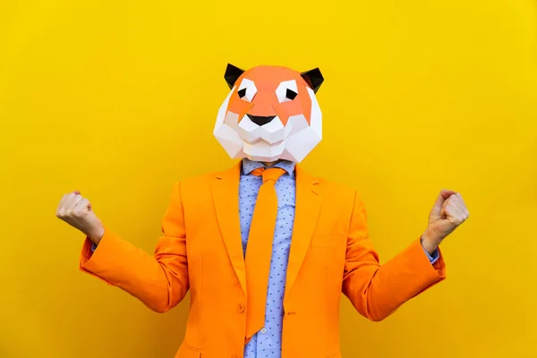 Cool Man Bär Origami Mask Med Snygga Färgade Kläder Kreativt — Stockfoto