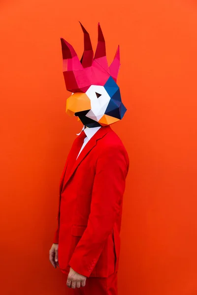 头戴3D折纸面罩 穿着时尚的彩色衣服的酷男人 创意广告理念 动物头戴面罩 在五彩缤纷的背景下做趣事 — 图库照片