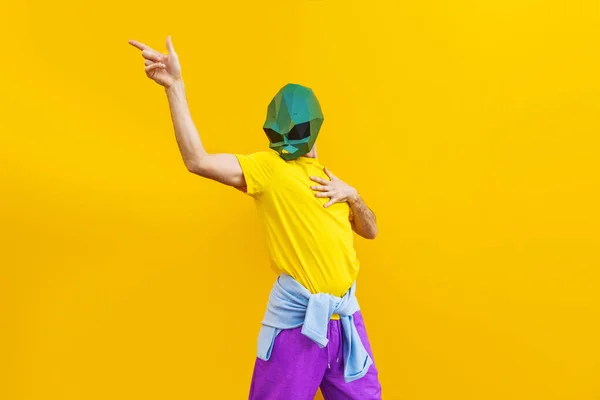 Hombre Fresco Con Máscara Origami Con Ropa Colores Con Estilo — Foto de Stock