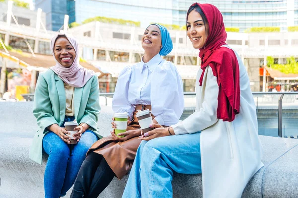 Multi Etnische Groep Van Moslim Meisjes Dragen Casual Kleding Traditionele — Stockfoto