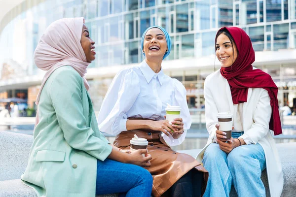 Мультиэтническая Группа Мусульманских Девушек Повседневной Одежде Традиционной Хиджабской Связи Веселья — стоковое фото
