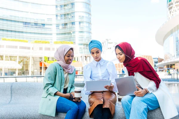 Multiethnic Skupina Muslimských Dívek Sobě Ležérní Oblečení Tradiční Hidžáb Bonding — Stock fotografie