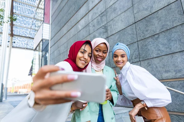 Multi Etnische Groep Van Moslim Meisjes Dragen Casual Kleding Traditionele — Stockfoto