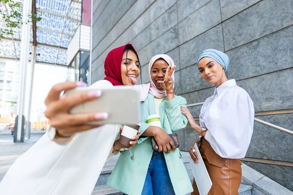 Multi Etnische Groep Van Moslim Meisjes Dragen Casual Kleding Traditionele — Stockfoto