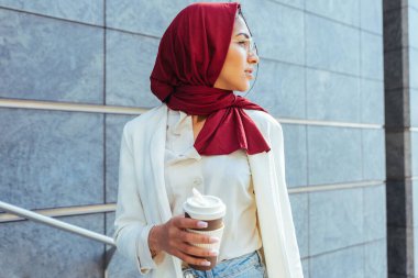 Gündelik kıyafetler ve geleneksel tesettür portresi giyen Müslüman bir kız şık elbiseli güzel bir Arap kadın.