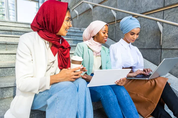 Multiethnic Skupina Muslimských Dívek Sobě Ležérní Oblečení Tradiční Hidžáb Bonding — Stock fotografie