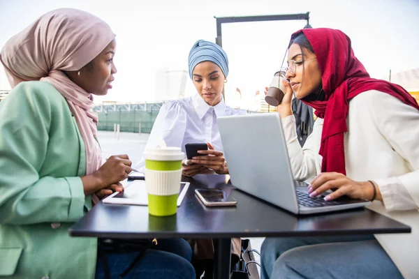 Multiethnic Skupina Muslimských Dívek Sobě Ležérní Oblečení Tradiční Hidžáb Bonding — Stock fotografie