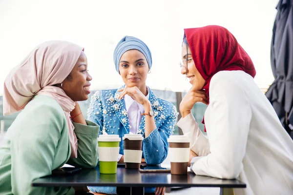 Multi Etnische Groep Van Moslim Meisjes Dragen Casual Kleding Traditionele — Stockfoto