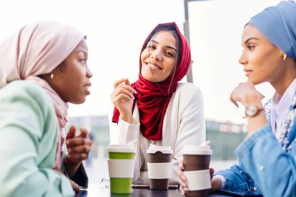 Multietnisk Grupp Muslimska Flickor Avslappnade Kläder Och Traditionell Hijab Bindning — Stockfoto