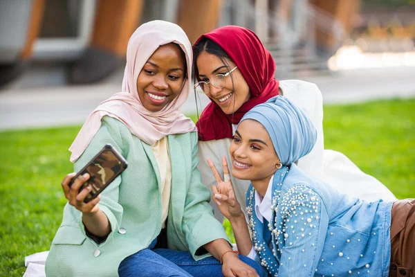 Multi Etnische Groep Van Moslim Meisjes Dragen Casual Kleding Traditionele — Stockfoto