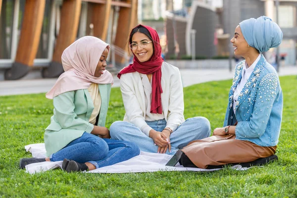 Multi Etnische Groep Van Moslim Meisjes Dragen Casual Kleding Traditionele — Stockfoto