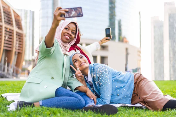 Grupo Multiétnico Meninas Muçulmanas Vestindo Roupas Casuais Ligação Tradicional Hijab — Fotografia de Stock