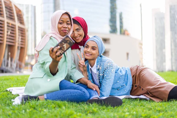 Multi Etnische Groep Van Moslim Meisjes Dragen Casual Kleding Traditionele — Stockfoto