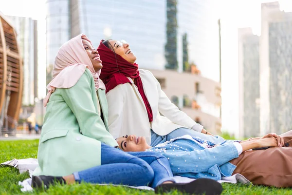 Multi Etnische Groep Van Moslim Meisjes Dragen Casual Kleding Traditionele — Stockfoto