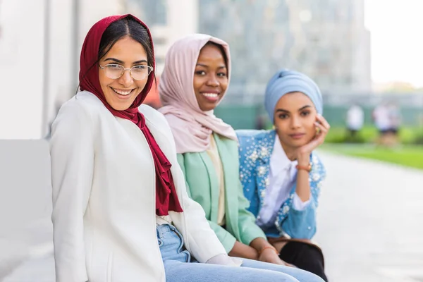 Multi Etnische Groep Van Moslim Meisjes Dragen Casual Kleding Traditionele — Stockfoto