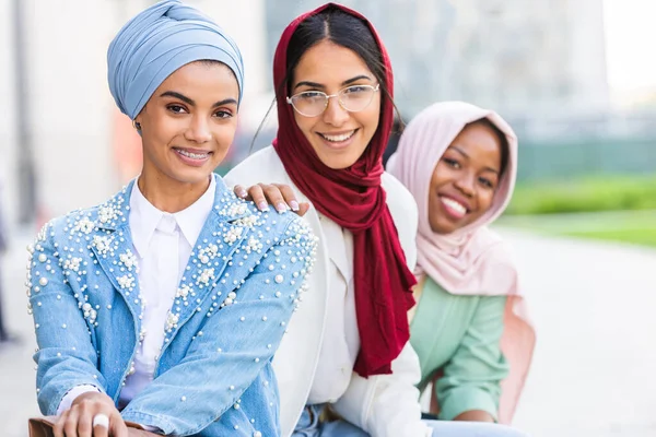 Multi Etnische Groep Van Moslim Meisjes Dragen Casual Kleding Traditionele — Stockfoto