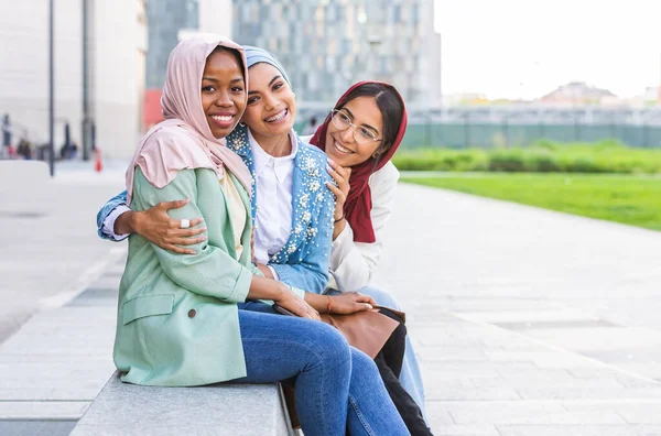 Multietniczna Grupa Muzułmańskich Dziewcząt Luźnych Ciuchach Tradycyjnym Hidżabskim Wiązaniu Zabawie — Zdjęcie stockowe