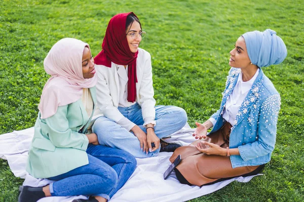 Multiethnic Skupina Muslimských Dívek Sobě Ležérní Oblečení Tradiční Hidžáb Bonding — Stock fotografie