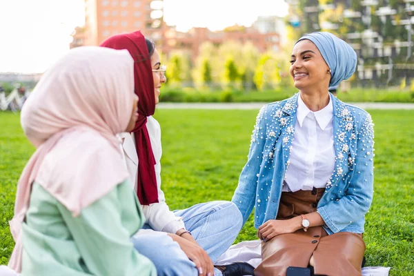 Multi Etnische Groep Van Moslim Meisjes Dragen Casual Kleding Traditionele — Stockfoto