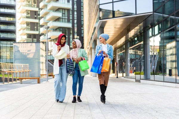 Multietnisk Grupp Muslimska Flickor Avslappnade Kläder Och Traditionell Hijab Bindning — Stockfoto