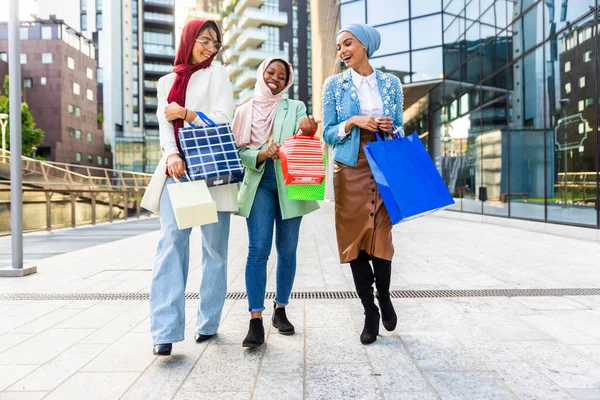 Multietnisk Grupp Muslimska Flickor Avslappnade Kläder Och Traditionell Hijab Bindning — Stockfoto