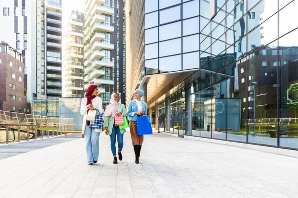 Multiethnic Group Muslim Girls Wearing Casual Clothes Traditional Hijab Bonding — Stock Photo, Image