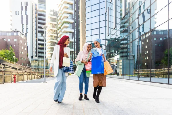 Grupo Multiétnico Meninas Muçulmanas Vestindo Roupas Casuais Ligação Tradicional Hijab — Fotografia de Stock