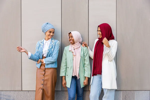 Мусульманські Дівчата Носять Повсякденний Одяг Традиційний Хіджаб Розважаються Відкритому Повітрі — стокове фото