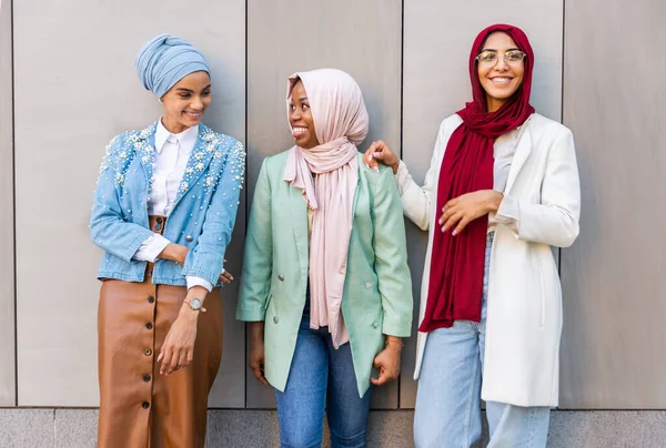 Multi Etnische Groep Van Moslim Meisjes Dragen Casual Kleding Traditionele — Stockfoto