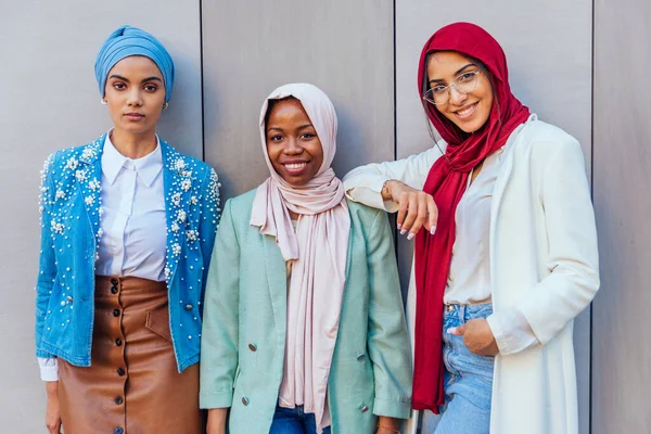 Мусульманські Дівчата Носять Повсякденний Одяг Традиційний Хіджаб Розважаються Відкритому Повітрі — стокове фото