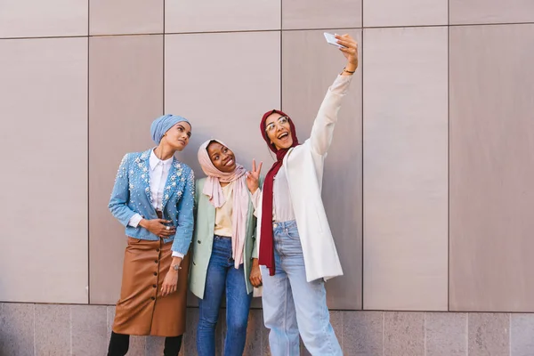 Grupo Multiétnico Meninas Muçulmanas Vestindo Roupas Casuais Ligação Tradicional Hijab — Fotografia de Stock