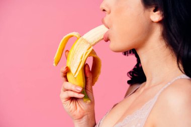 Şehvetli vücutlu seksi kadın erotik pozlar veriyor.