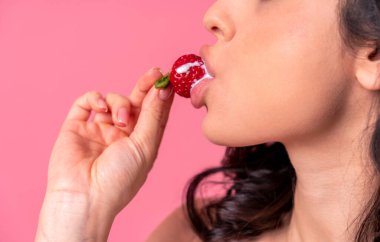 Şehvetli vücutlu seksi kadın erotik pozlar veriyor.