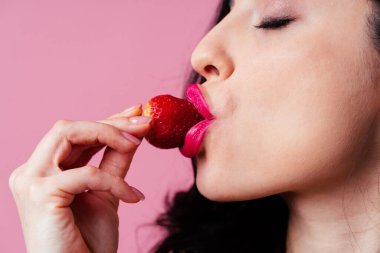 Şehvetli vücutlu seksi kadın erotik pozlar veriyor.